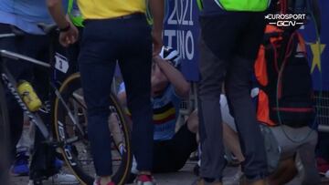El ciclista belga Remco Evenepoel hace un corte de mangas a Sonny Colbrelli tras la prueba de fondo masculina de los Europeos de Ciclismo de Trento.