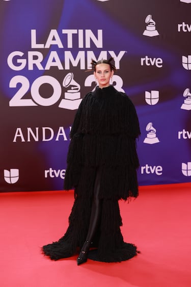 La actriz Milena Smit posa durante el photocall previo a la gala de entrega de los Latin Grammy 2023.