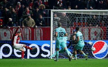 2-1. Alhassan Yusuf presiona y roba el balón a Oriol Romeu en la frontal. El mediocentro nigeriano asiste a Vincent Janssen, que está dentro dentro del área y con un disparo cruzado al palo izquierdo de Iñaki Peña, marca el segundo gol del conjunto belga.