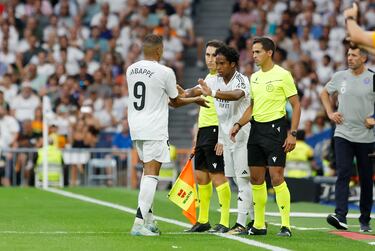 En el minuto 86 Endrick entró sustituyendo a Mbappé para debutar con el Real Madrid en el Bernabéu.