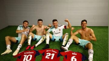 De izquierda a derecha, Moncayola, Barja, David García y Unia García junto a las camisetas.