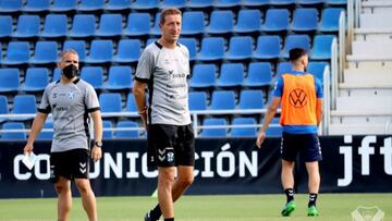 Luis Miguel Ramis, entrenador del CD Tenerife, camina sobre el césped durante una sesión de entrenamiento.