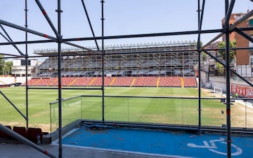 El temporada 25/26 el conjunto madrileño jugará en la Conference League. Por ello, una delegación de la UEFA ha inspeccionado el estadio de Vallecas. Los han revisado la grada, carpeta en mano, acompañados por diferentes empleados del club rayista. Según la norma, el campo debe pertenecer a la categoría 4 y el mayor inconveniente para conseguirlo son las las dimensiones del terreno de juego.