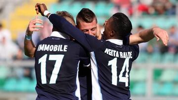 Sergej Milinkovic-Savic, celebrando su gol con el Lazio con dos compañeros.
