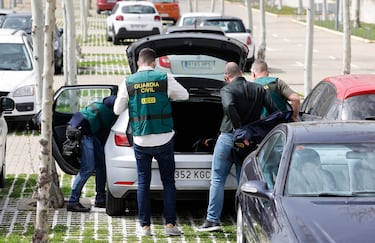 Un grupo de agentes de la UCO a su llegada a la RFEF. 