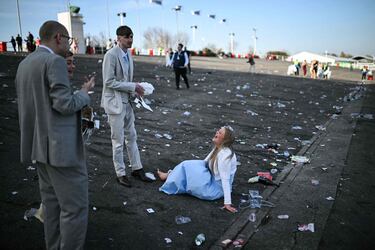 Ambiente durante el 'Ladies Day' del Grand National Festival, la carrera ecuestre más importante de las que se celebran en el Reino Unido, en el Circuito de Aintree, Liverpool.