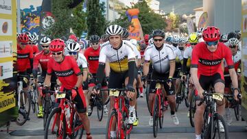 VILLAVA (NAVARRA), 17/07/2021.- El exciclista Miguel Induráin (c), el atleta Martín Fiz (i) y el exatleta Abel Antón (d) toman la salida este sábado en la prueba cicloturista "La Indurain 2021" que tiene como protagonista indiscutible al pentacampeón del Tour de Francia, Miguel indurain, en su localidad natal de Villava (Navarra). EFE/Villar López