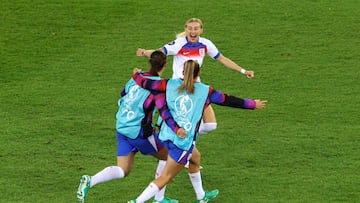 Soccer Football - UEFA Women's Euro 2025 - Quarter Final - Sweden v England - Stadion Letzigrund, Zurich, Switzerland - July 17, 2025 England's Chloe Kelly and teammates celebrate winning the penalty shootout REUTERS/Bernadett Szabo