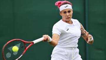La tenista española Aliona Bolsova devuelve una bola durante su partido ante Paula Badosa en Wimbledon 2021.