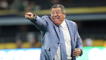 Luego de haber quedado fuera en cuartos de final de la Copa Oro ante Estados Unidos, se especulaba que Miguel Herrera saldría por tema de ofertas en el extranjero. El mexicano aclara.