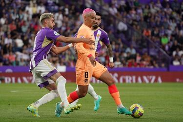 Kike Pérez intenta impedir el avance de Antoine Griezmann.