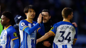 Kaoru Mitoma, jugador del Brighton, celebra una victoria al final del partido.