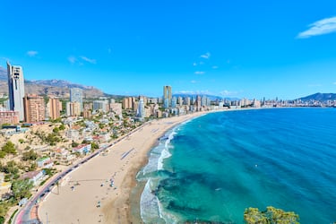 Las playas de Levante y Poniente son los dos grandes arenales de Benidorm. Ambas están separadas por el Balcón del Mediterráneo, un famoso mirador desde el que se puede atisbar la isla de Benidorm.