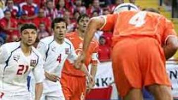<b>CABEZAZO IMPECABLE.</b> Holanda se adelantó ante los checos gracias a este testarazo imparable de Bouma, central del PSV Eindhoven.