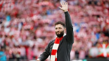 BILBAO, 16/12/2023.- El golfista español Jon Rahm realiza el saque de honor este sábado, durante el encuentro de la jornada 17 de LaLiga EA Sports, entre el Athletic y el Atlético de Madrid, en el estadio San Mames de Bilbao. EFE/ Luis Tejido