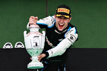 La primera vuelta fue un caos total: Bottas erró la frenada bajo la lluvia y desencadenó un accidente múltiple que eliminó a varios de los favoritos. Tras la bandera roja, solo Hamilton relanzó desde la parrilla, mientras el resto, incluido Ocon, cambiaba neumáticos. De pronto, Esteban lideraba. Mientras Alonso contenía a Hamilton, Ocon escribía su nombre con tinta dorada y Renault, aunque con otro nombre, volvía a llevarse un Gran Premio de Fórmula 1.