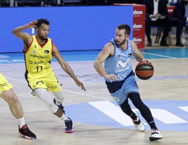 Una vida en Dallas, un triunfo que le colocó en el Olimpo. Institución en Puerto Rico, ejemplo para los jugadores más bajos de lo normal que quieren hacer carrera en el baloncesto. José Juan Barea, un base de 1,78 metros nacido en Mayagüez, conquistó la NBA en 2011. Durante catorce años ha estado en la mejor competición del mundo, pero aquel año en los Mavericks se convirtió en algo más que un jugador. Posteriormente capitán y con una leyenda sólo superada por el todopoderoso Dirk Nowitzki y el discípulo Luka Doncic, fue renovado en su última temporada únicamente para que pudiera cobrar el mínimo salarial de la NBA como forma de mostrarle sus respetos por ser lo que allí fue. Con tres temporadas entre medias en las que hizo de mentor de Ricky Rubio en Minnesota, Barea fue Dallas y más allá. En el año del Anillo fue vital para la consecución del mismo y eso le aupó al género fantástico de la literatura de la NBA. De antepasados españoles, ya que su familia paterna procede de Ribota de Sajambre (León), a los 36 años y sin otra carga que la de prolongar un poco más una fructífera carrera se plantó en la Liga Endesa para jugar en Movistar Estudiantes y ser uno de sus protagonistas más destacados.
