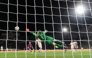 3-1. Doblete de Raphinha. Gran jugada individual del brasileño que realiza la diagonal hacia dentro y, ante la oposición de Dayot Upamecano y Raphaël Guerreiro, dispara con la derecha, al palo largo de Manuel Neuer, para anotar el tercer tanto.