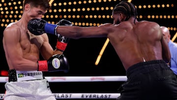 Hironori Mishiro recibe un golpe de Andy Cruz durante la eliminatoria del IBF por el peso ligero.