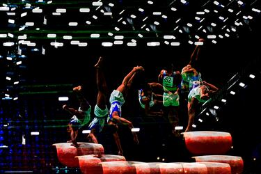 Es imposible condensar toda la complejidad que entraña un ejercicio de gimnasia artística en una sola fotografía. Algo que sí consigue esta imagen de exposición larga tomada durante la prueba de salto en los Campeonatos de Europa que acoge estos días la ciudad de Rimini, en la costa este de Italia.