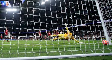 1-1. Kylian Mbappé se interna en el área del Mallorca, y entre varios jugadores, saca un disparo con la derecha, raso al palo corto de Leo Román.