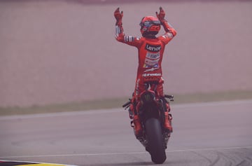 Marc Márquez celebra en la moto su triunfo en el GP de Alemania disputado en el circuito de Sachsenring.
