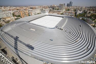 Como el sistema instalado es ultramoderno y puede activarse la cubierta en poco tiempo, el Madrid esperará a la misma mañana del sábado y si el riesgo de lluvia es máximo pediría permiso a LaLiga para cerrar el techo.