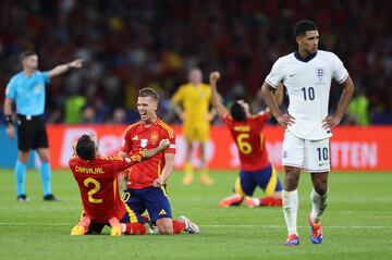 Jude Bellingham pasa por delante de Dani Olmo y Dani Carvajal que celebran la victoria de la selección española.