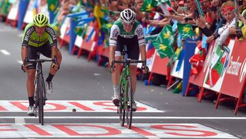 Alex Aranburu llega a meta junto a Fernando Barceló en la duodécima etapa de la Vuelta a España con final en Bilbao.