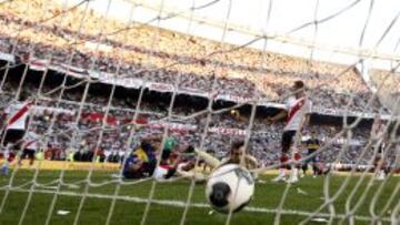 DECISIVO. Gigliotti bate a Barovero, que mira con rabia el balón.