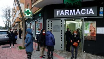 People queue to receive free lateral flow coronavirus disease (COVID-19) tests at a pharmacy, as the regional authorities re-stocked the supplies after the Christmas in Madrid, Spain December 28, 2021. REUTERS/Javier Barbancho