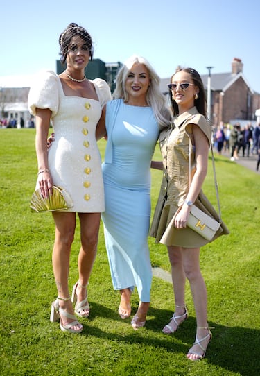 Ambiente durante el 'Ladies Day' del Grand National Festival, la carrera ecuestre más importante de las que se celebran en el Reino Unido, en el Circuito de Aintree, Liverpool.