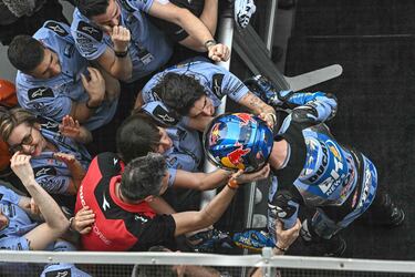 Álex Márquez celebra con su equipo BK8 Gresini Racing la segunda plaza. 