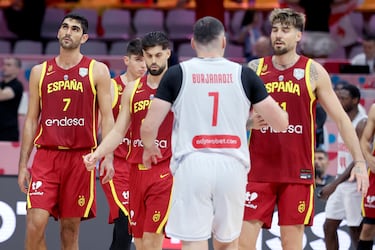Los jugadores de España felicitan a sus rivales tras la derrota.