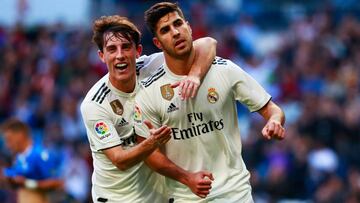 Odriozola y Asensio celebran uno de los goles del balear.