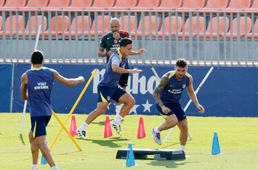 Raspadori y Javi Galán durante el entrenamiento. 
 