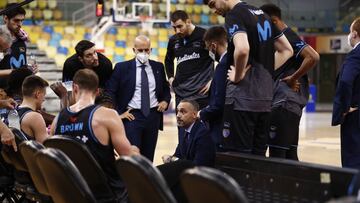 Jota Cuspinera, entrenador del Movistar Estudiantes, da instrucciones a sus jugadores.