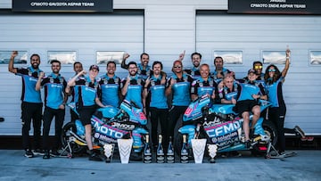 El equipo Aspar celebra las victorias de Quiles y Alonso en Hungría.