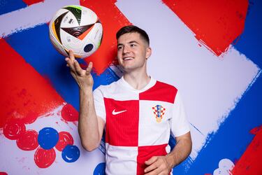 Mediocentro ofensivo | Valor de mercado: 20 M€ | El último gran fenómeno del fútbol croata, estupendos detalles desde que llegó al primer equipo del Dinamo de Zagreb. El joven más ilusionante del país ahora mismo.