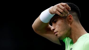 Carlos Alcaraz, durante su partido frente a Roman Safiullin en París-Bercy 2023.