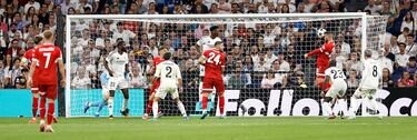 1-1. Córner al segundo palo que Jamie Leweling prolonga al ladro contrario, encuentra a al dorsal 26 y remata de cabeza cruzado superando a Thibaut Courtois.