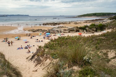 Está considerada como el epicentro de los orígenes del surf en el Cantábrico. Destaca por su arena fina y dorada y su oleaje constante hacen que sea uno de los lugares idóneos para practicar surf.