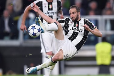 Gonzalo 'el pipita' Higuaín jugó en el Real Madrid durante seis temporadas, donde dio el gran salto desde River. Con los madridistas anota 121 goles en 264 encuentros, y se marcha al Juventus Stadium en 2016. El movimiento fue muy sonado, porque lo realizó desde el Nápoles, equipo con una rivalidad feroz con los 'biancoreni'. Aún así, dejó en las arcas napolitanas 90 millones de euros por el traspaso.