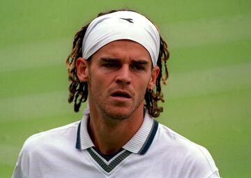 Ganador de Roland Garros en tres ocasiones y número 1 del mundo en el 2000, Guga fue una de las figuras más carismáticas del circuito. Wimbledon fue siempre su talón de Aquiles: nunca pasó de la tercera ronda y llegó a amenazar con boicotear el torneo debido a su desacuerdo con el sistema de cabezas de serie, que priorizaba resultados en césped sobre el ranking ATP. Para Guga, Wimbledon “no respeta a los jugadores”.