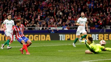 2-0. Rodrigo de Paul llega a la frontal del área y asiste a Giuliano Simeone que define con la derecha, raso y al palo izquierdo de Jirí Letácek. Doblete del jugador argentino.