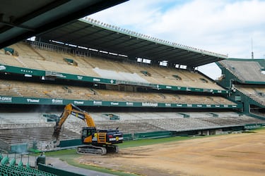 El Real Betis ha iniciado los trabajos de demolición de la Grada de Preferencia del Estadio Benito Villamarín. Esto es parte de las obras que transformarán por completo el coliseo verdiblanco.