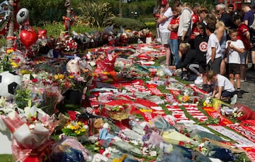 Los seguidores homenajean a Diogo Jota, fallecido a los 28 años en un accidente de tráfico.