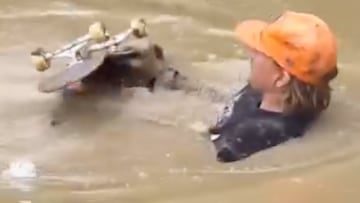 Skater hundido en el barro en el Swampfest de Florida