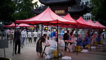 FILE PHOTO: People line up to get tested for the coronavirus disease (COVID-19) at a nucleic acid testing site, following the coronavirus disease (COVID-19) outbreak, in Shanghai China July 12, 2022. REUTERS/Aly Song/File Photo