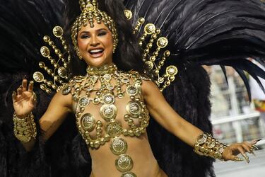 Una bailarina de la escuela Independente actúa durante la primera noche del desfile de Carnaval en el Sambódromo Anhembi en Sao Paulo, Brasil.